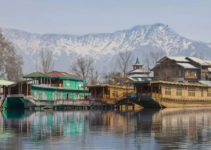 You are currently viewing Kashmir Houseboats : A Short History – All you need to know about Kashmir’s famous houseboats