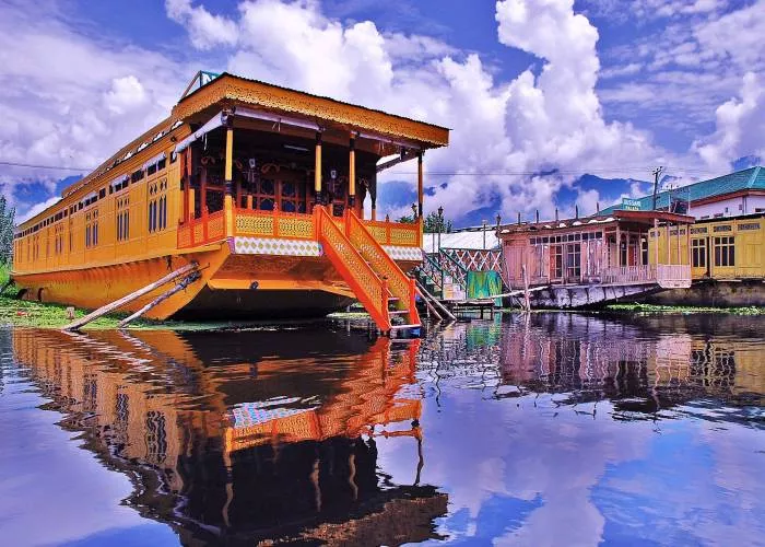 You are currently viewing The Experience of Houseboat in Kashmir – A Floating Paradise